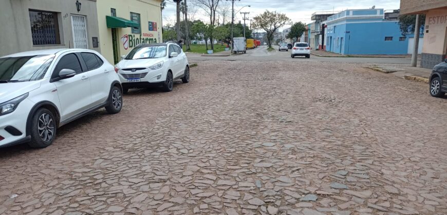 CASA A MEIA QUADRA PRAÇA DAS CARRETAS