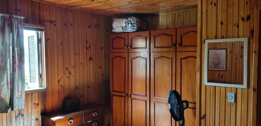 CASA DE MADEIRA NOBRE (ótima conservação)