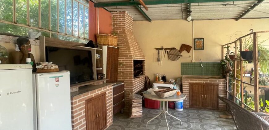 BOA CASA A MEIA QUADRA DO COLÉLIO JULINHA – MEIA QUADRA ASFALTO –