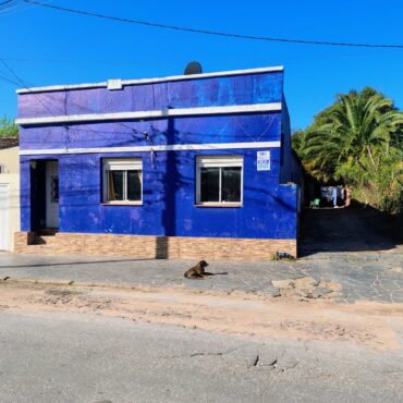 CASA CENTRAL COM ÓTIMO TERRENO